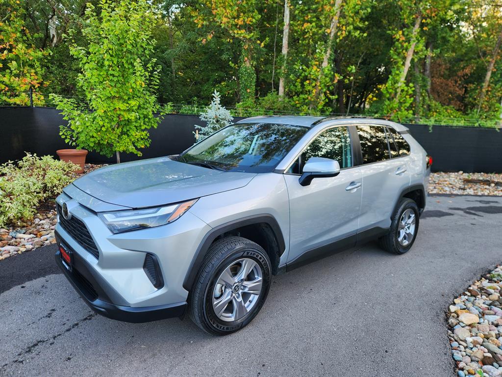2024 Toyota RAV4 XLE's photo