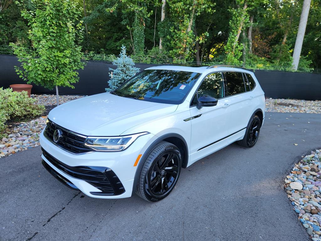 2023 Volkswagen Tiguan SE R-LINE BLACK's photo