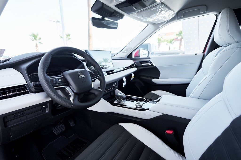2025 Mitsubishi Outlander SE photo 2