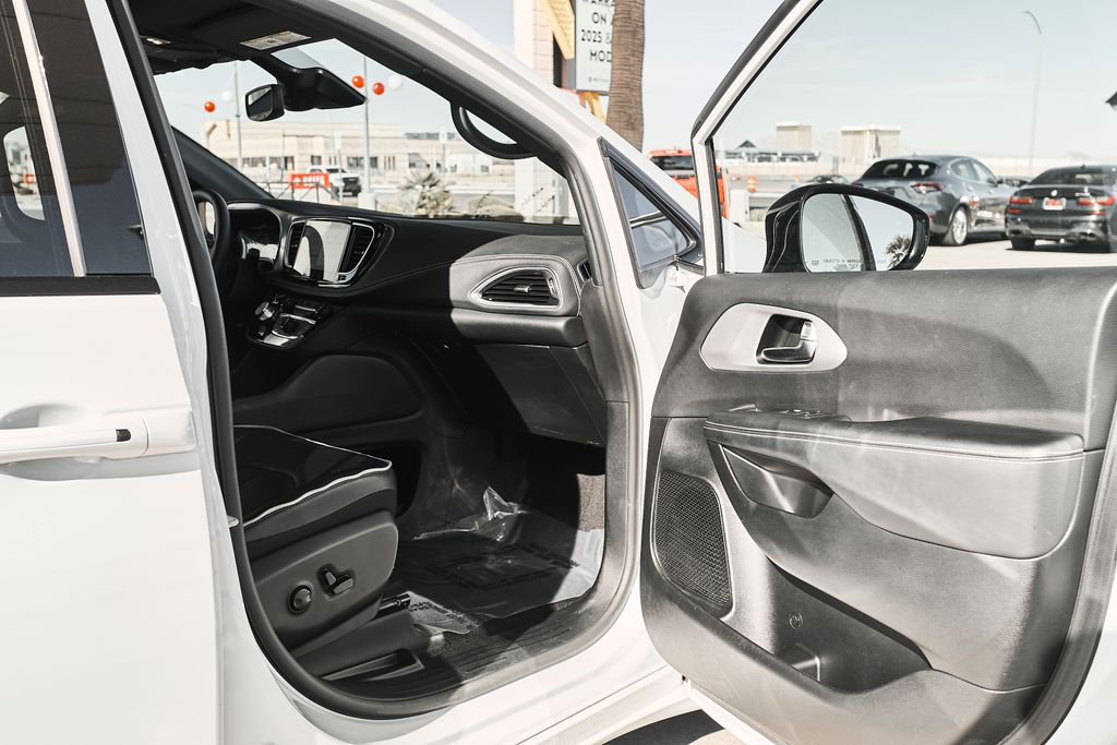 2025 Chrysler Pacifica Limited - Photo 9