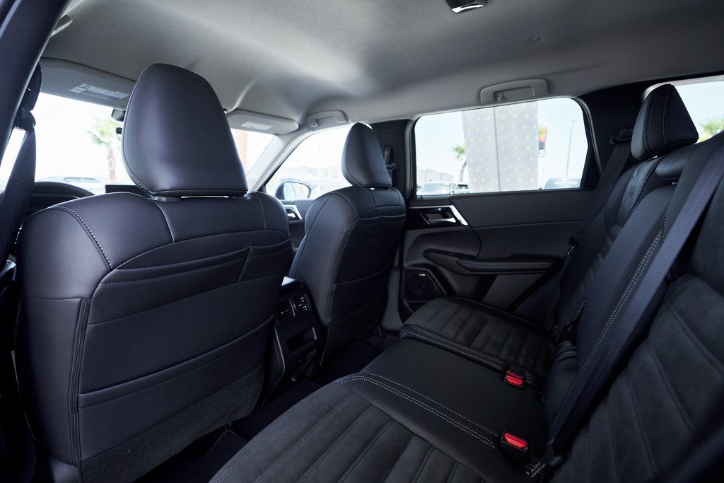 2025 Mitsubishi Outlander SE - Photo 23