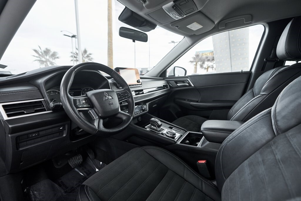 2023 Mitsubishi Outlander SE photo 2