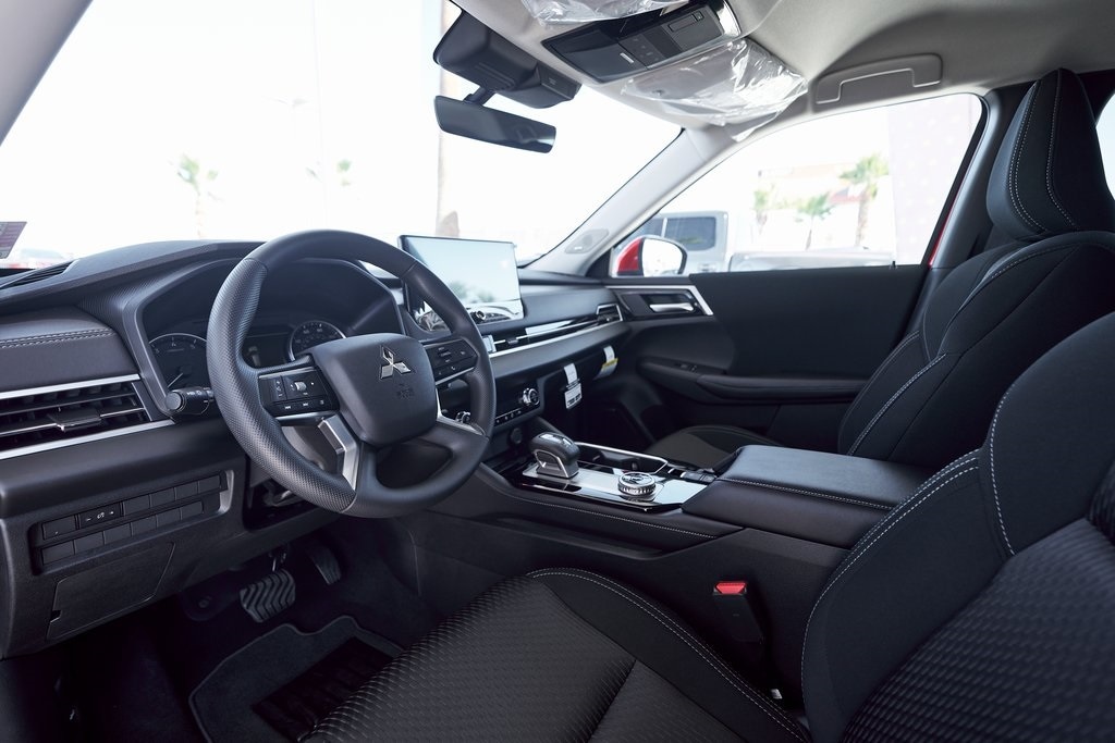 2025 Mitsubishi Outlander ES photo 2