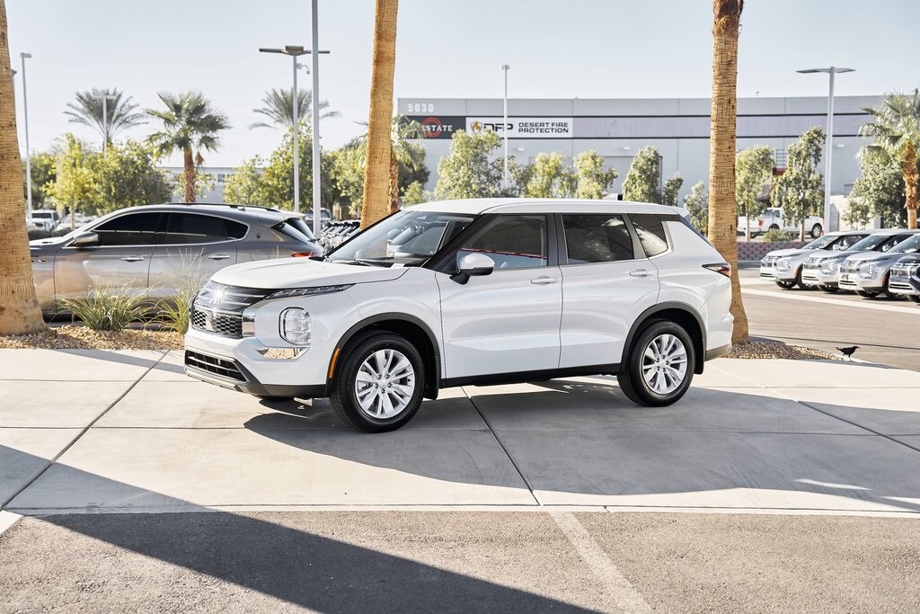 2025 Mitsubishi Outlander ES photo 2