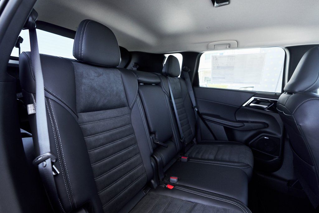 2025 Mitsubishi Outlander SE - Photo 28