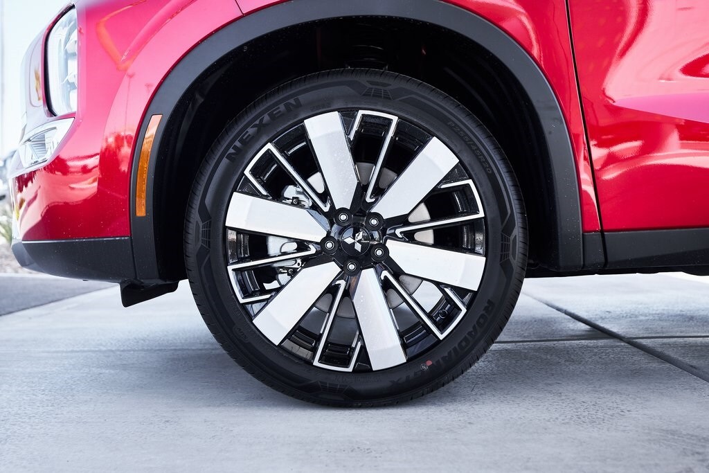 2025 Mitsubishi Outlander SE photo 3
