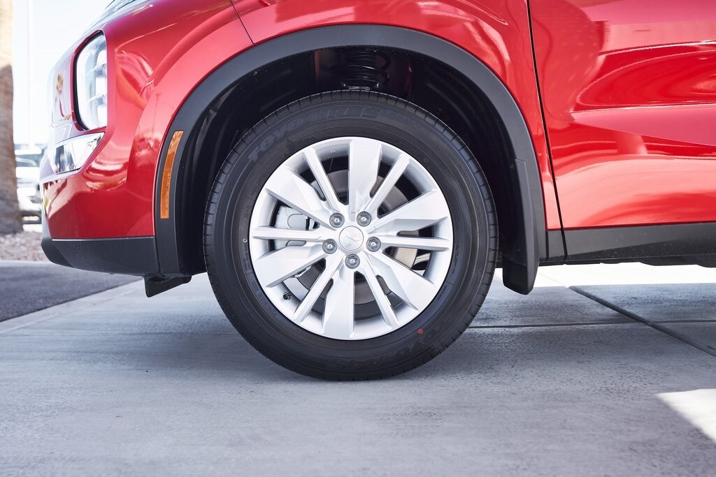 2025 Mitsubishi Outlander ES photo 3