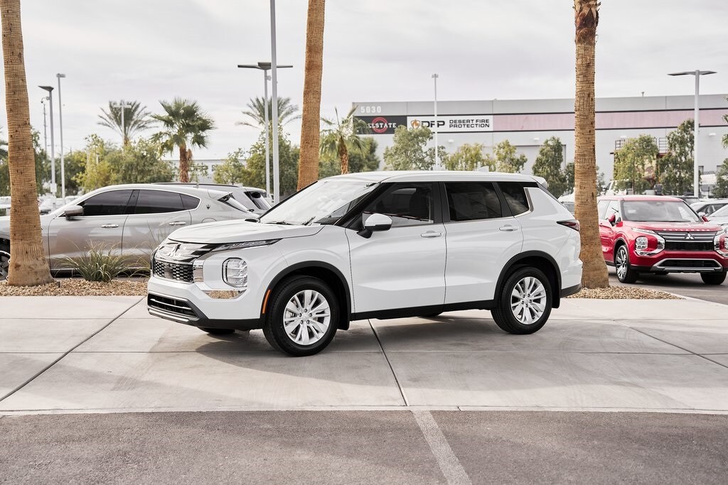 2025 Mitsubishi Outlander ES photo 4