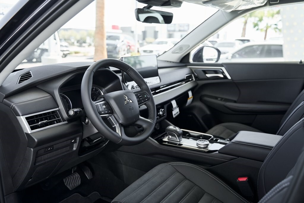 2025 Mitsubishi Outlander SE photo 2