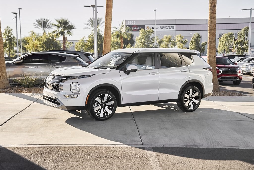 2025 Mitsubishi Outlander SE photo 4