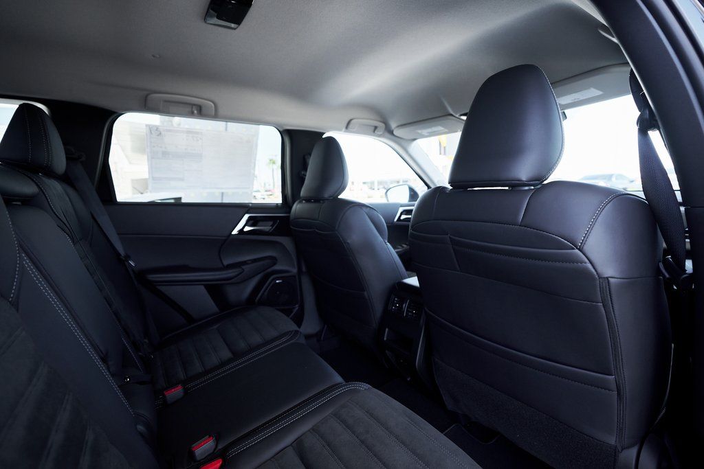 2025 Mitsubishi Outlander SE - Photo 25