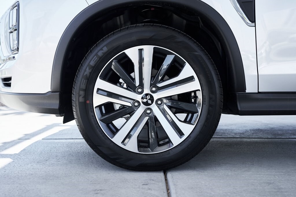 2025 Mitsubishi Outlander Sport SE photo 3