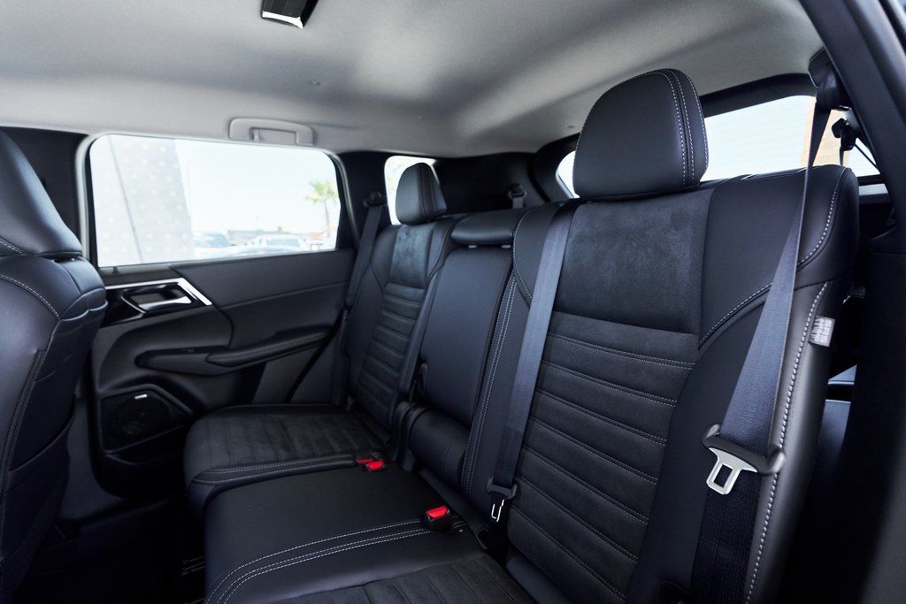 2025 Mitsubishi Outlander SE - Photo 29