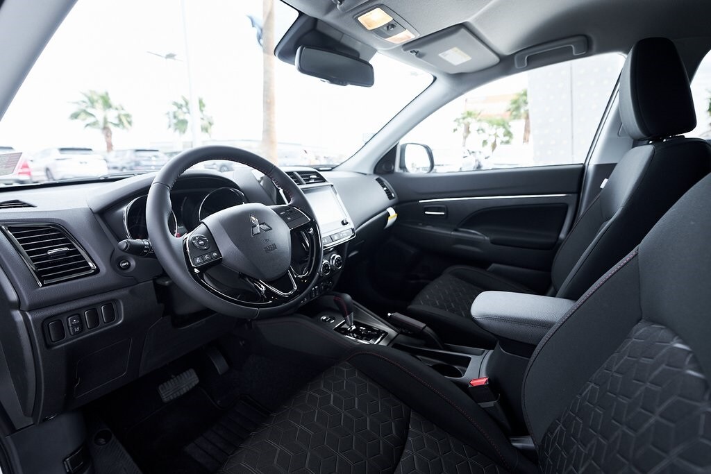 2025 Mitsubishi Outlander Sport LE photo 2