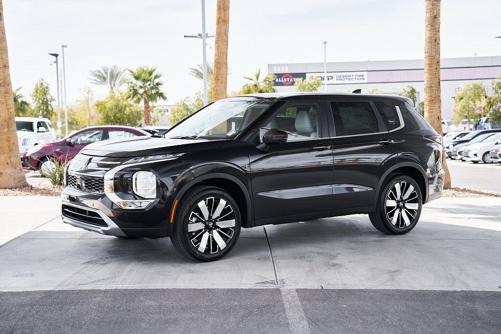 2025 Mitsubishi Outlander SE photo 4