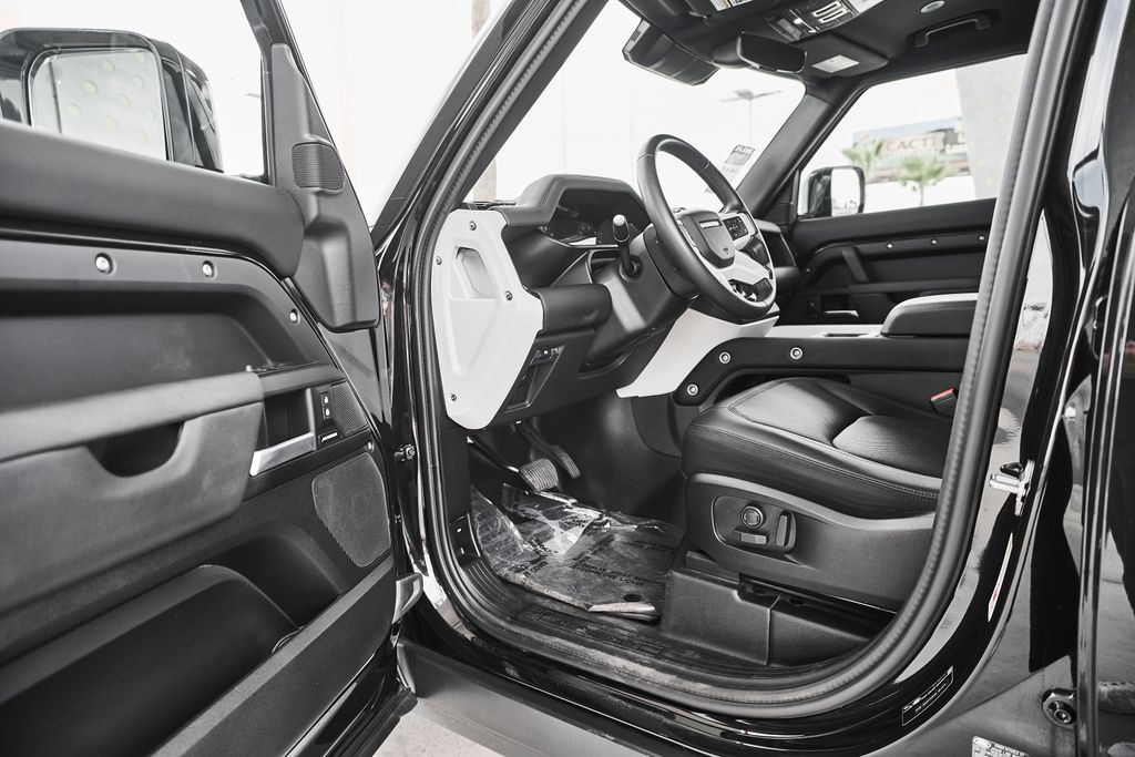 2025 Land Rover Defender S - Photo 18