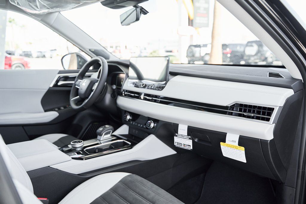 2025 Mitsubishi Outlander SE - Photo 26