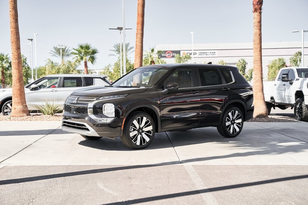 2025 Mitsubishi Outlander SE photo 3
