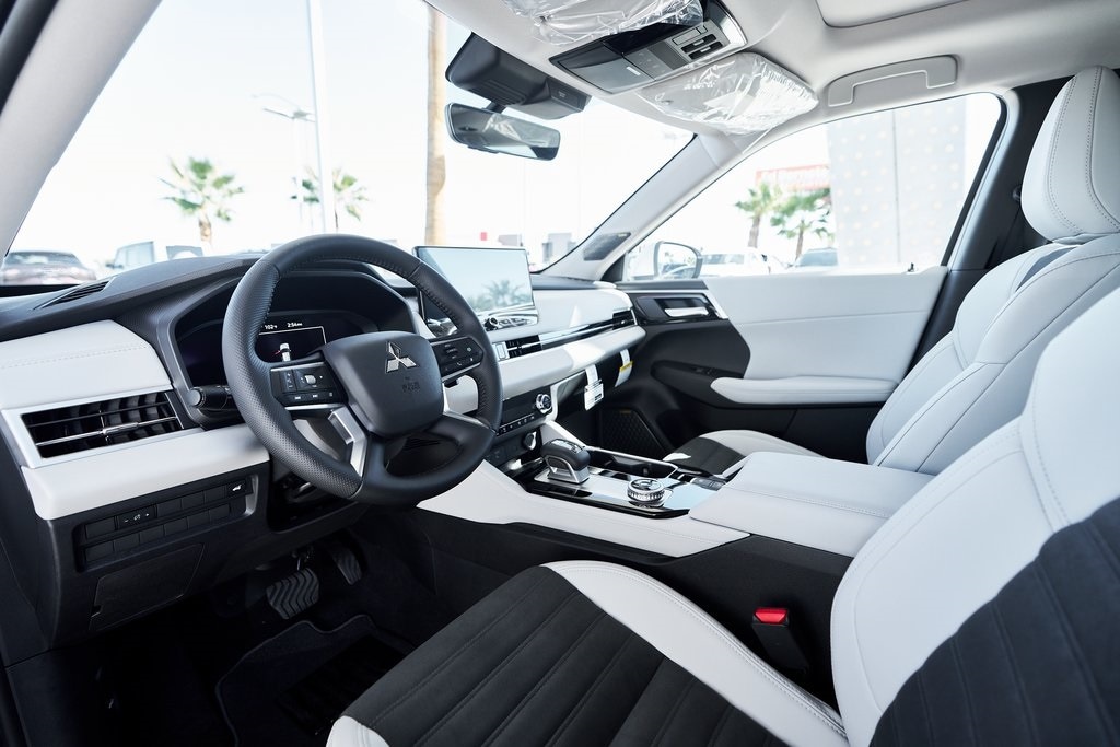 New 2025 Mitsubishi Outlander SE SUV