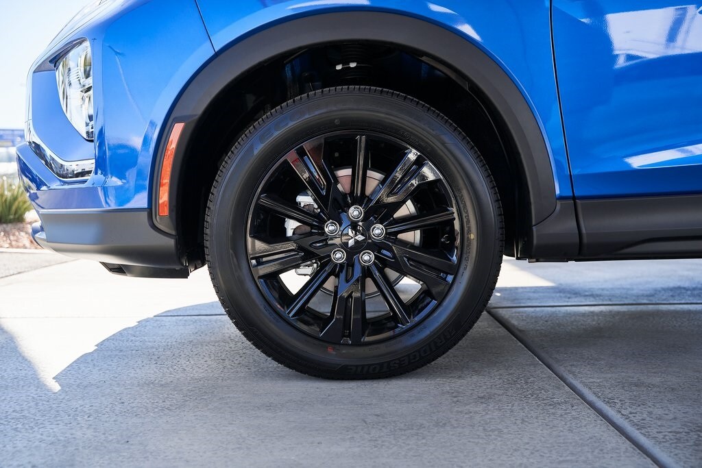 2026 Mitsubishi Eclipse Cross LE photo 3