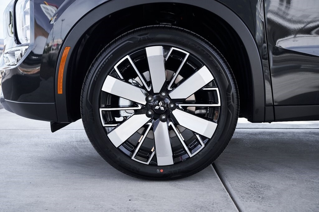 2025 Mitsubishi Outlander SE photo 3
