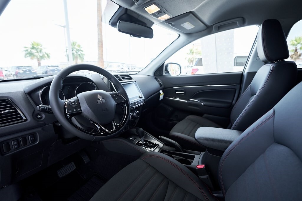 2025 Mitsubishi Outlander Sport SE photo 2