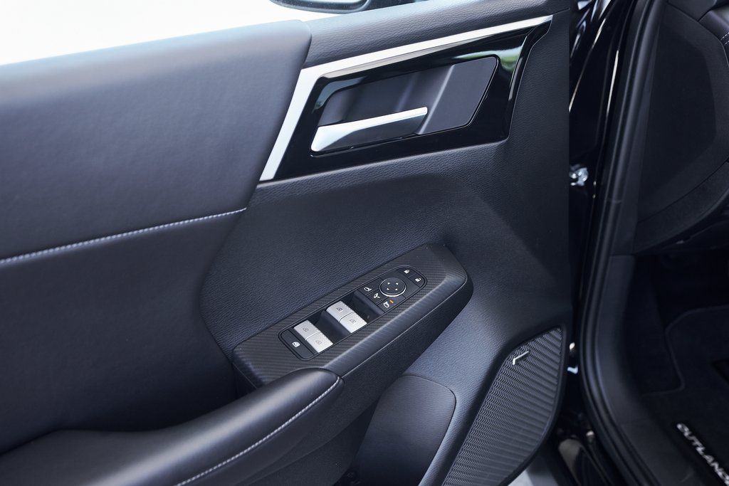 2025 Mitsubishi Outlander SE - Photo 19