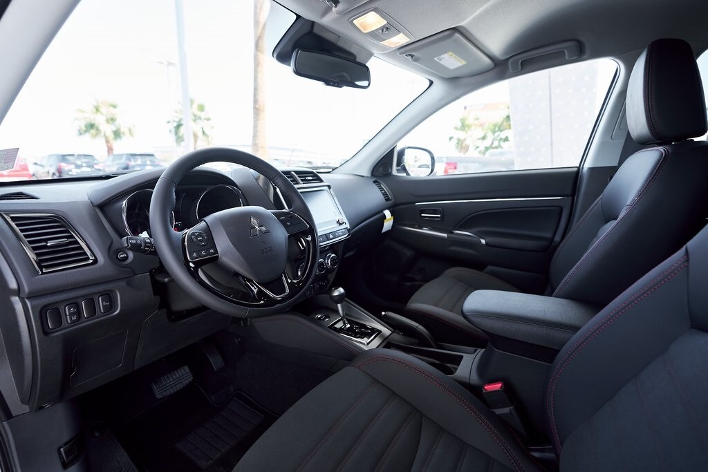 2025 Mitsubishi Outlander Sport SE photo 2