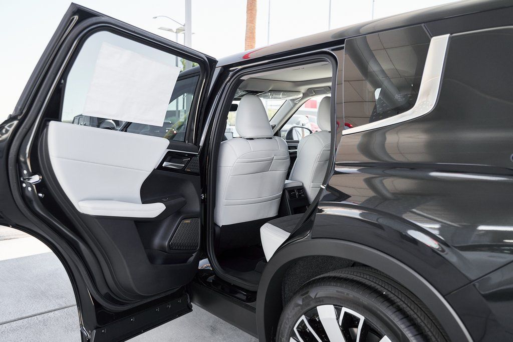 2025 Mitsubishi Outlander SE - Photo 16