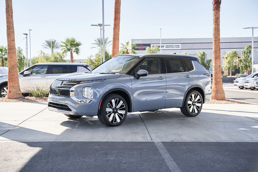 2025 Mitsubishi Outlander SEL photo 3