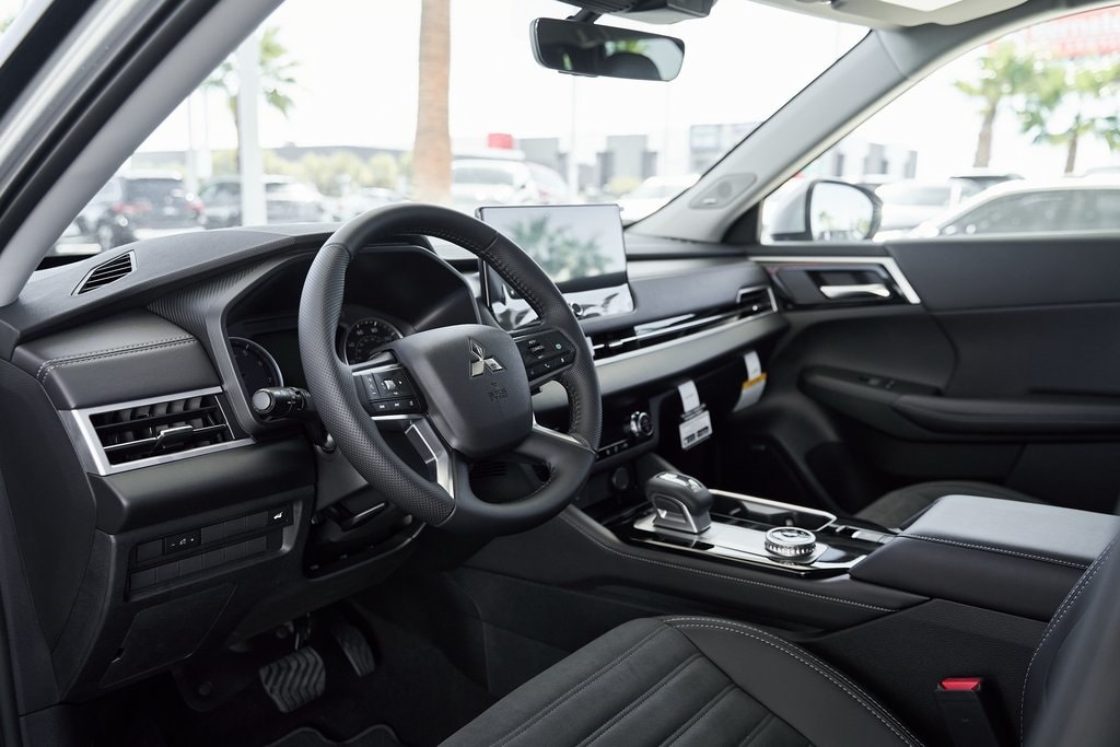 New 2025 Mitsubishi Outlander SE SUV