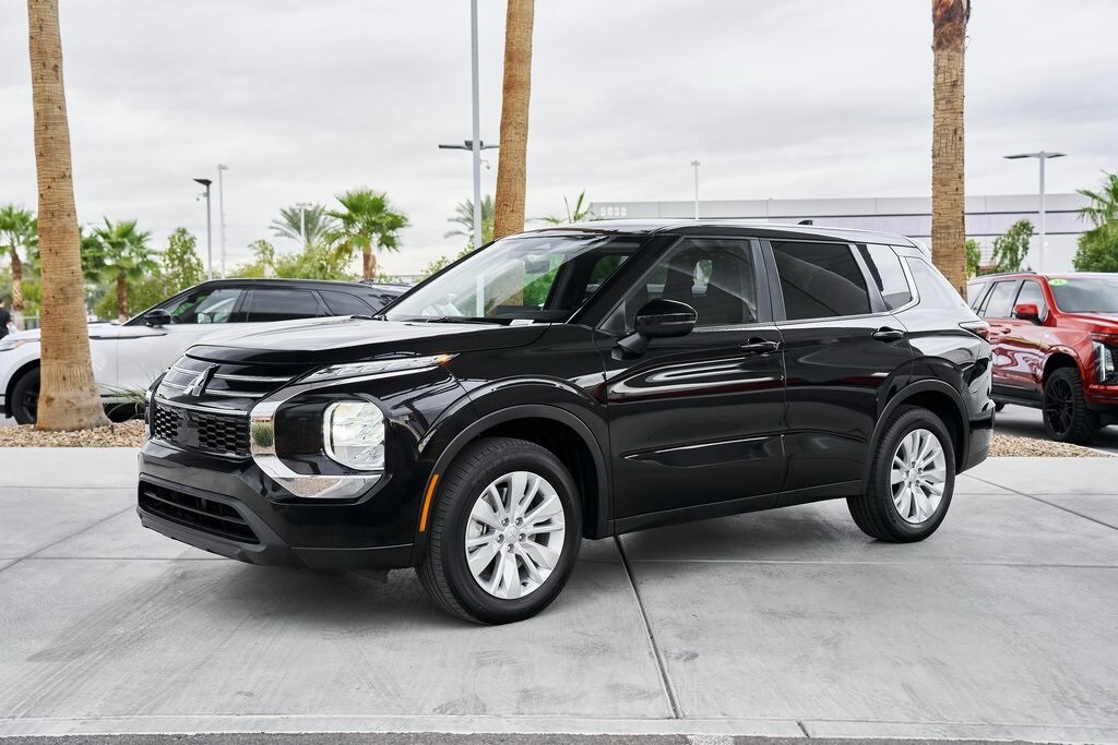 2025 Mitsubishi Outlander ES photo 3