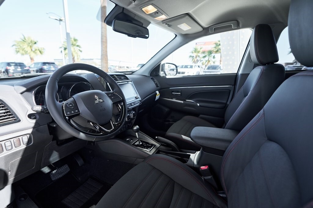 2025 Mitsubishi Outlander Sport SE photo 2