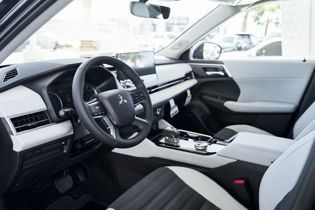 New 2025 Mitsubishi Outlander SE SUV