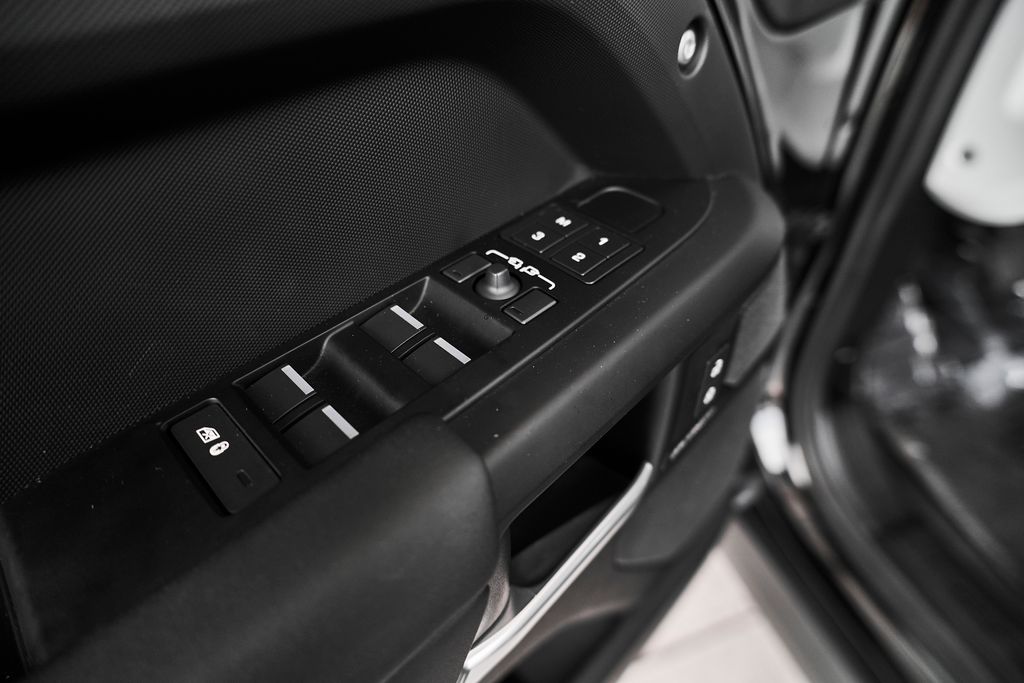 2025 Land Rover Defender S - Photo 20
