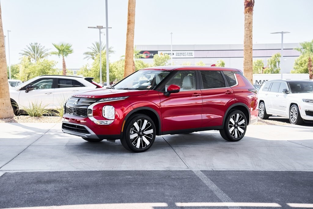 2025 Mitsubishi Outlander SE photo 4