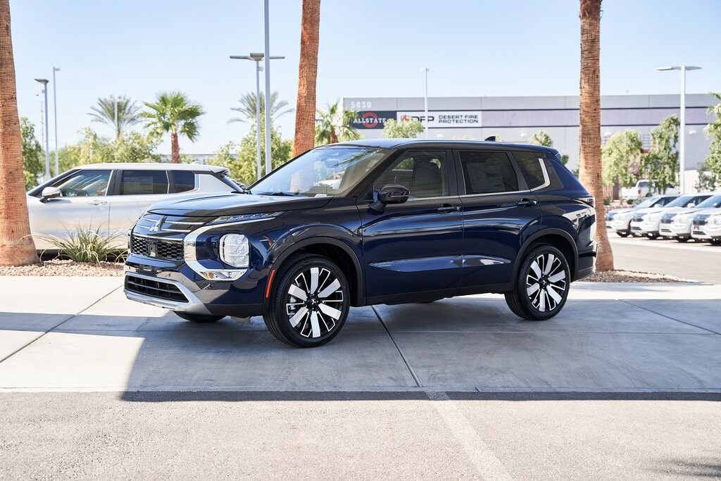 2025 Mitsubishi Outlander SE photo 4