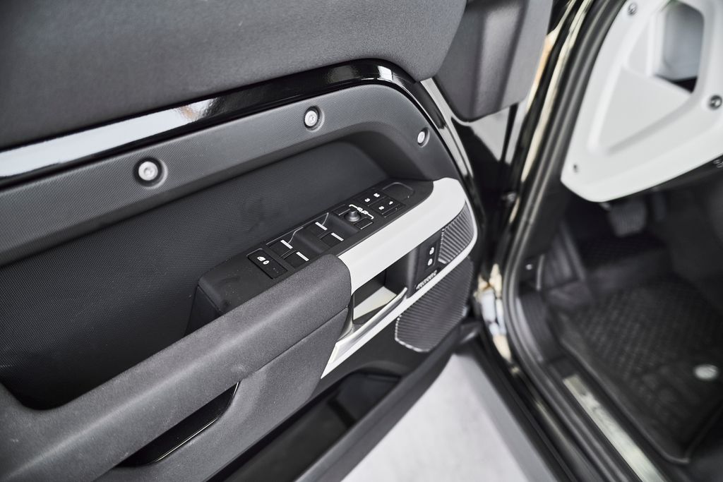 2023 Land Rover Defender X-Dynamic SE - Photo 19
