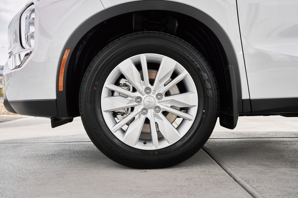 2025 Mitsubishi Outlander ES photo 3