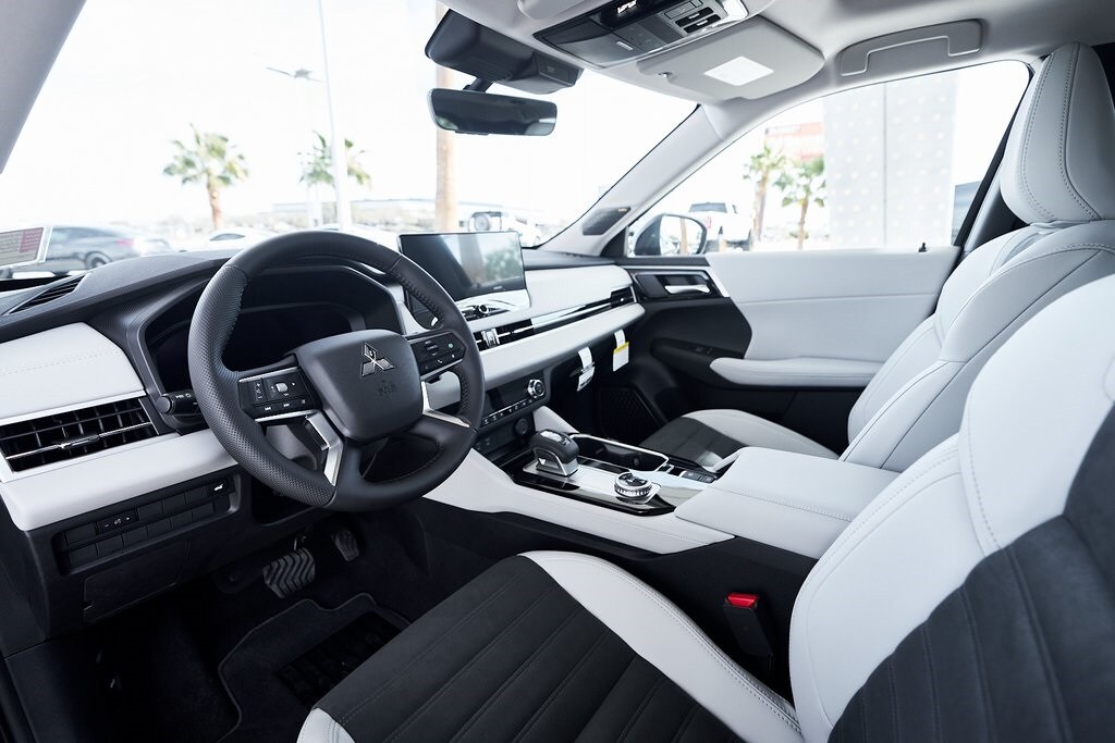 2025 Mitsubishi Outlander SE photo 2