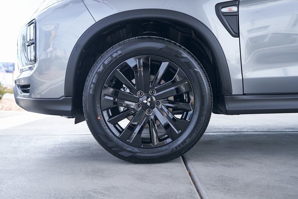 2025 Mitsubishi Outlander Sport LE photo 3