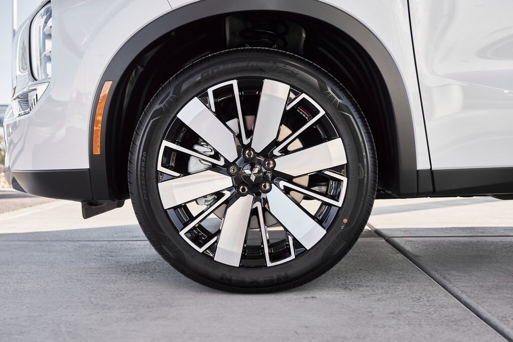 2025 Mitsubishi Outlander SE photo 3