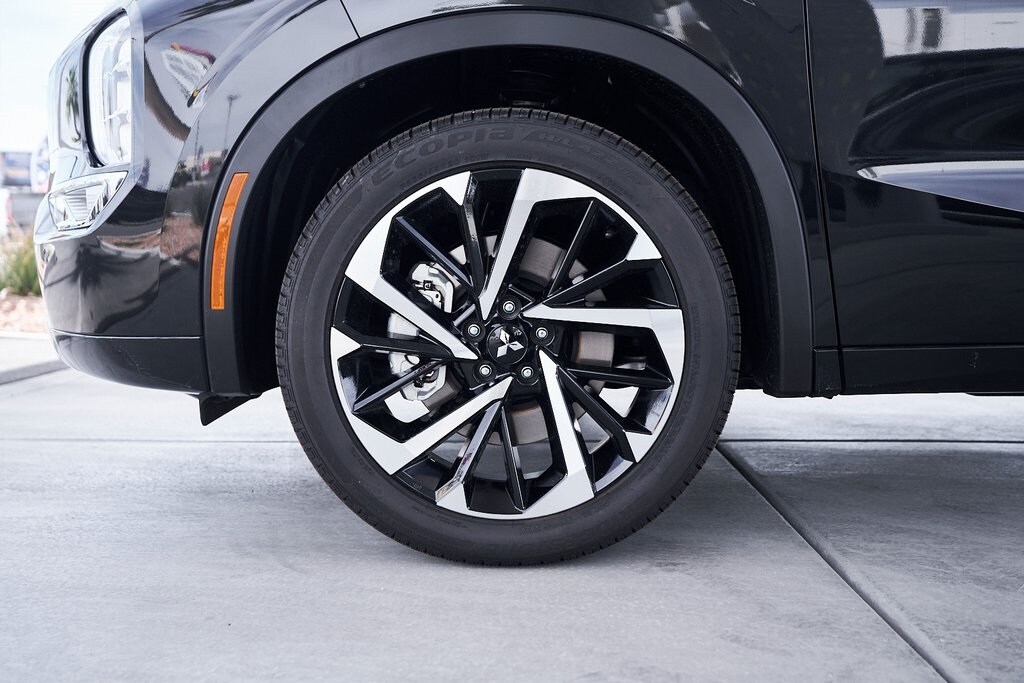 2025 Mitsubishi Outlander SE photo 3