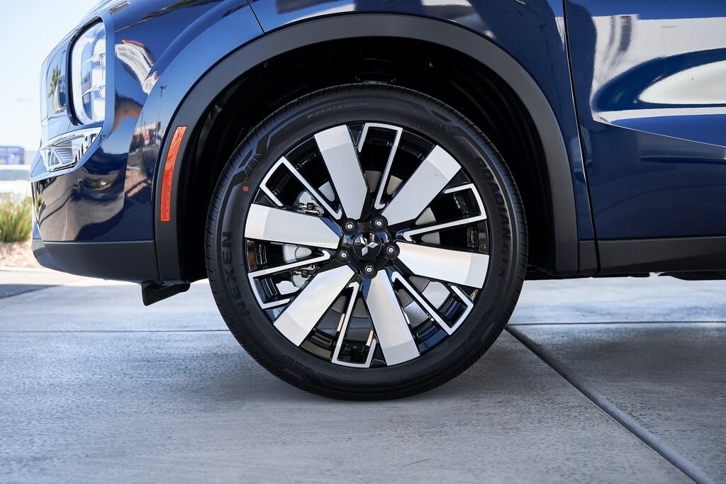 2025 Mitsubishi Outlander SE photo 3