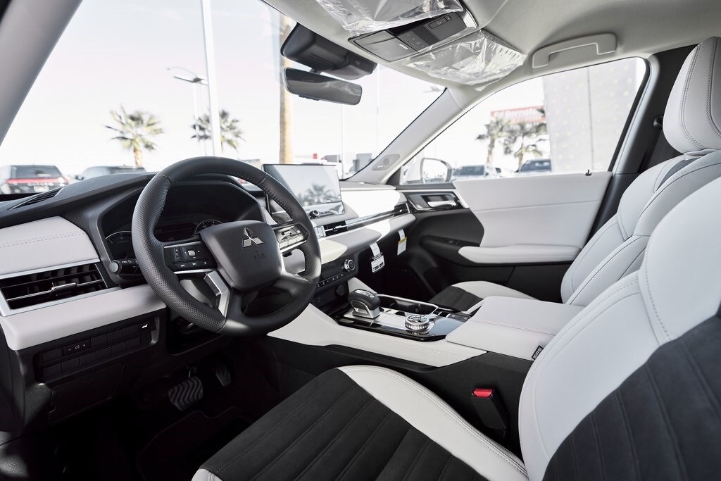 2025 Mitsubishi Outlander SE photo 2