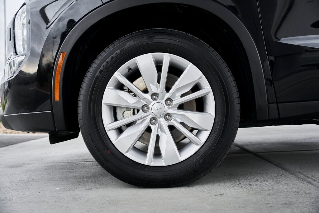 2025 Mitsubishi Outlander ES photo 2