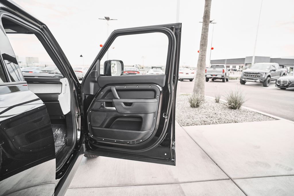 2025 Land Rover Defender S - Photo 11