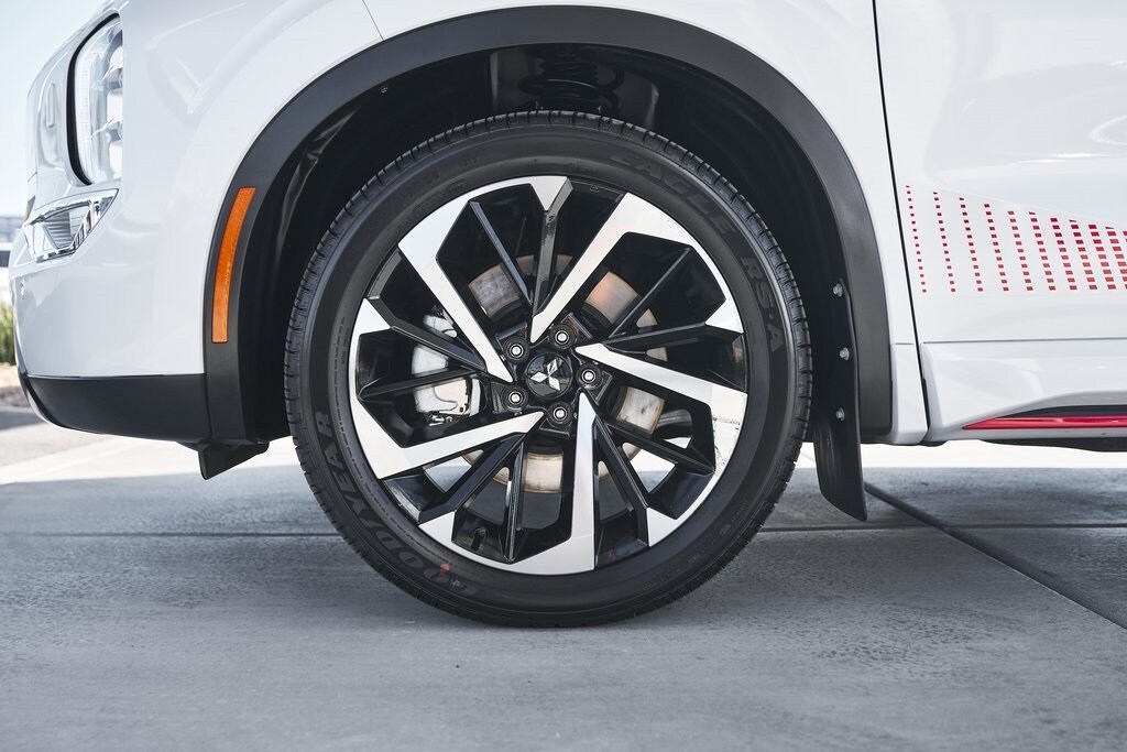 2024 Mitsubishi Outlander PHEV SE Ralliart photo 3