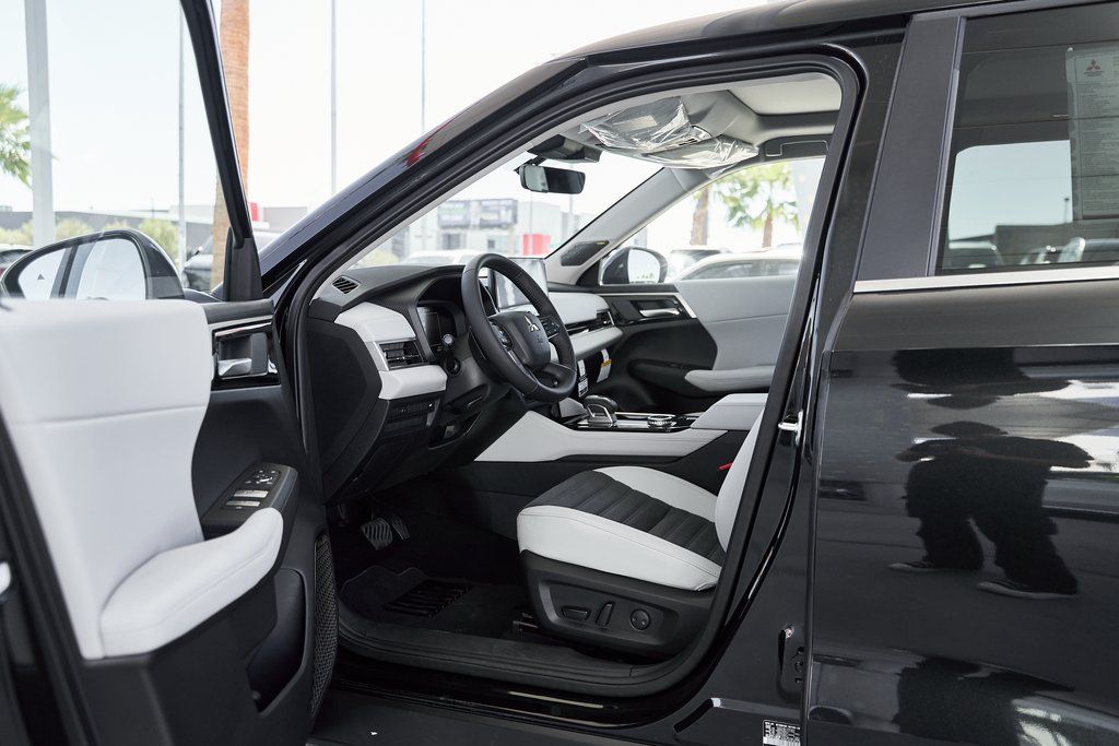 2025 Mitsubishi Outlander SE - Photo 18