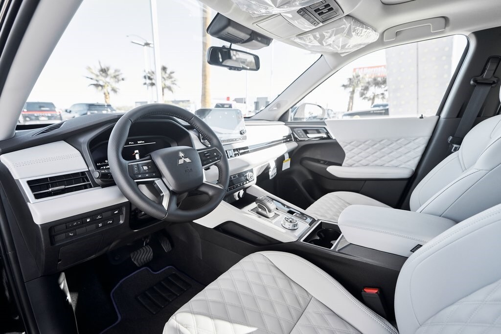 2025 Mitsubishi Outlander PHEV SEL Platinum photo 2